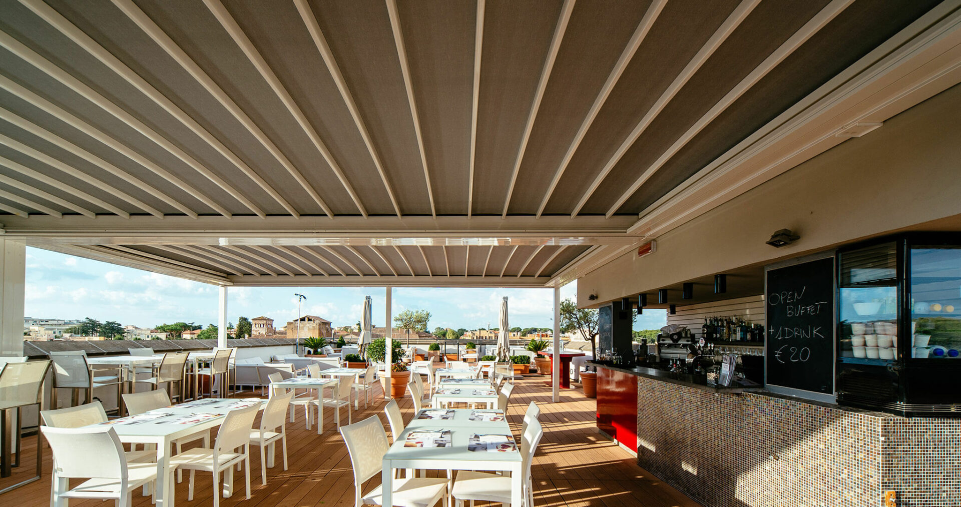 Un entorno inolvidable para experimentar el encanto de la Ciudad Eterna: KE  cubre la terraza del bar del Hotel Mercure Roma Centro Colosseo